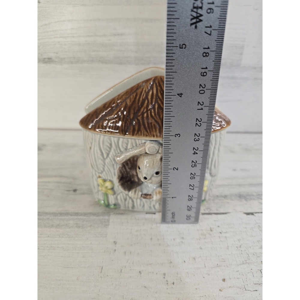 Vintage Ceramic Squirrel Cottage Napkin Holder Thatched Roof House 4.5" - Picture 4 of 6